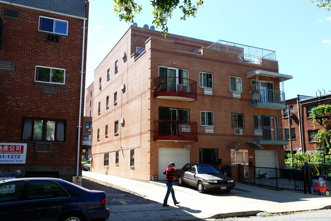 14712-14714 Barclay Ave in Flushing, NY - Building Photo - Building Photo