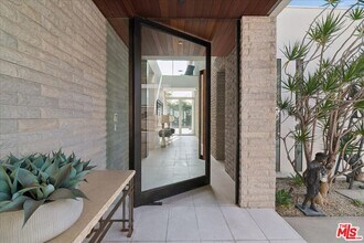 1232 Sunset Plaza Dr in Los Angeles, CA - Building Photo - Building Photo