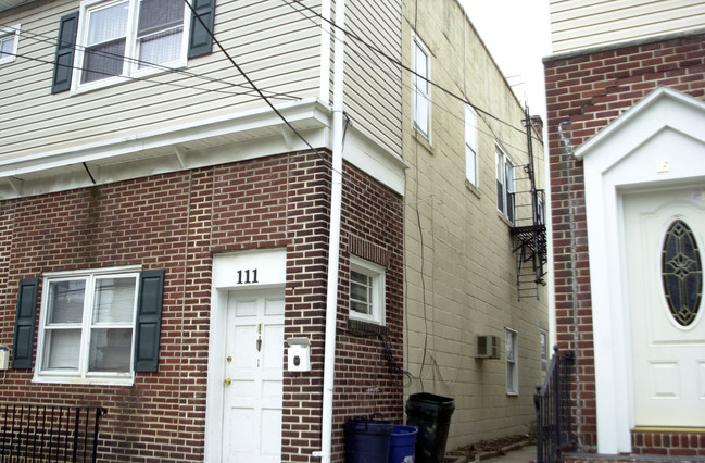 111 Hamilton St in Bound Brook, NJ - Foto de edificio - Building Photo