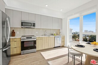 200 N Vermont Ave in Los Angeles, CA - Building Photo - Building Photo