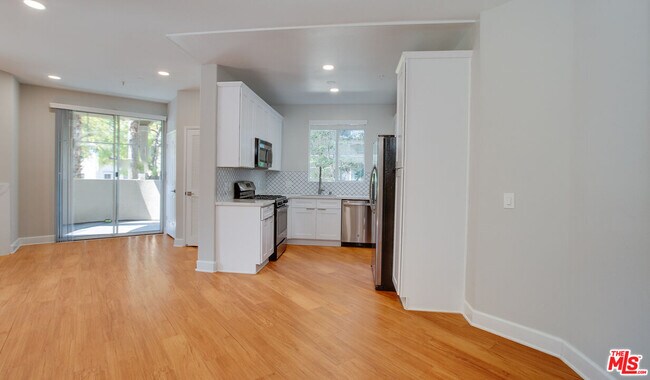 5557 W 6th St in Los Angeles, CA - Building Photo - Building Photo
