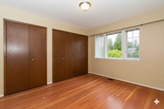 3894 Triumph St in Burnaby, BC - Building Photo - Building Photo