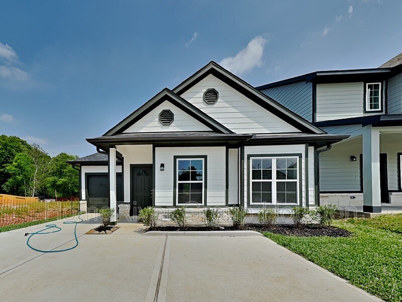 11848 E Gate Dr in Willis, TX - Building Photo