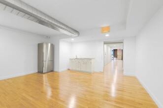 205 E 61st St in New York, NY - Building Photo - Building Photo