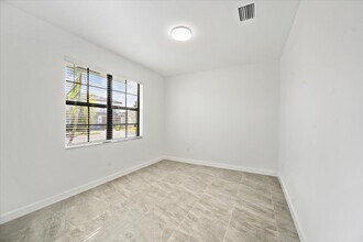 1321 Whitcombe Dr in Royal Palm Beach, FL - Building Photo - Building Photo