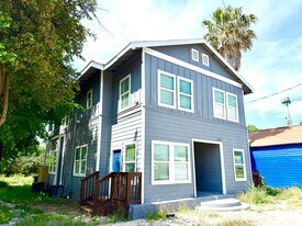 2422 W Commerce St in San Antonio, TX - Building Photo
