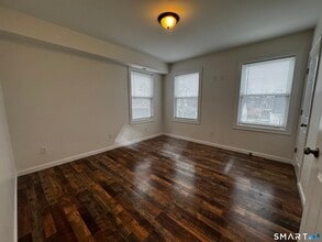 25 Lester Ave in Stonington, CT - Building Photo - Building Photo