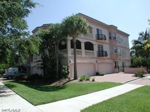 391 4th St S in Naples, FL - Building Photo - Building Photo