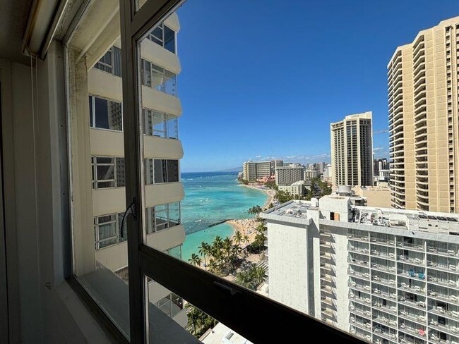 2500 Kalakaua Ave in Honolulu, HI - Building Photo - Building Photo