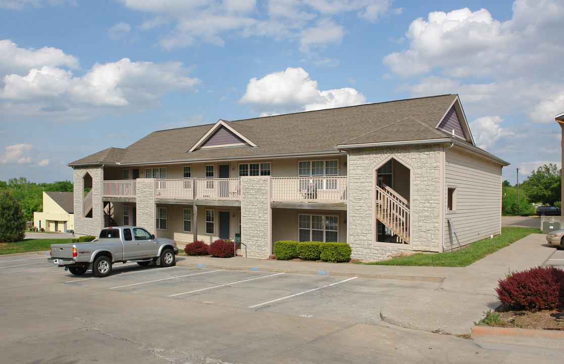 Country Club Apartments in Lawrence, KS - Building Photo