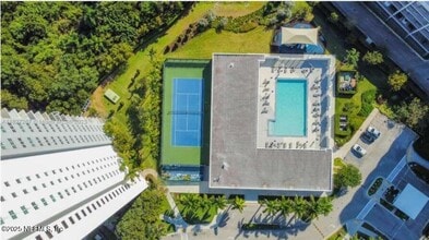 14951 Royal Oaks Ln in North Miami Beach, FL - Building Photo - Building Photo