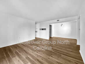 4906 Sardis Rd in Charlotte, NC - Foto de edificio - Building Photo