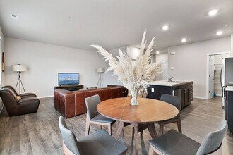 10715 186th St Ct E in Puyallup, WA - Foto de edificio - Building Photo