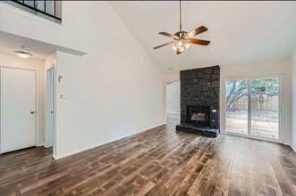 12408 Coronet St in Austin, TX - Foto de edificio - Building Photo