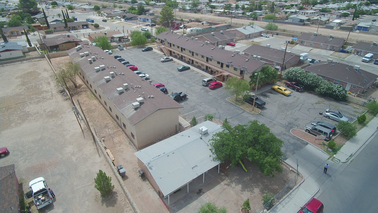 28 Units and a 3 Bedroom House in El Paso, TX - Building Photo