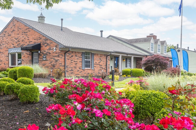 Pavilion Lakes Apartments in Evansville, IN - Foto de edificio - Building Photo