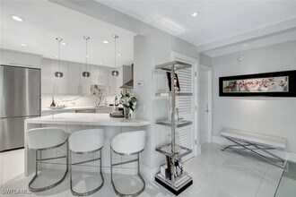 231 3rd Ave S in Naples, FL - Foto de edificio - Building Photo