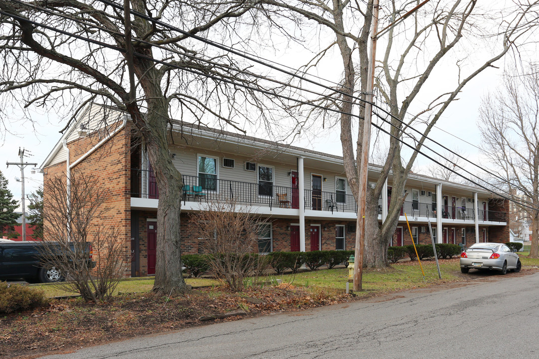 250 Teddy Ave in Akron, OH - Foto de edificio