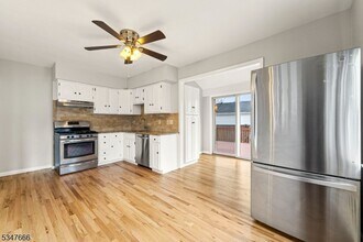 152 Lakeside Dr in Nutley, NJ - Building Photo - Building Photo