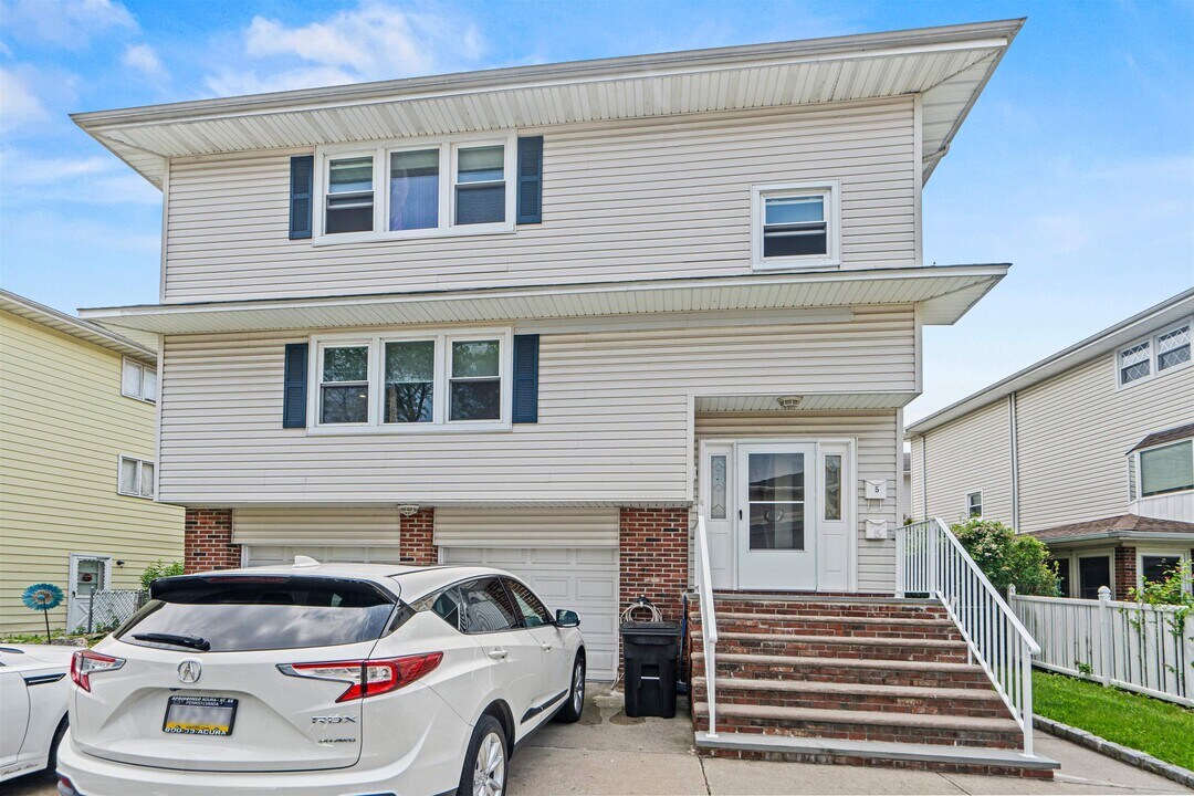 5 Acorn Rd in Secaucus, NJ - Building Photo