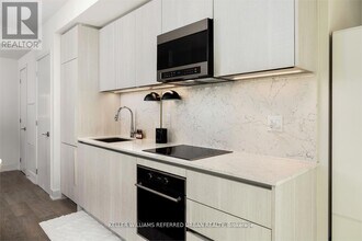 8 Cumberland St in Toronto, ON - Building Photo - Building Photo