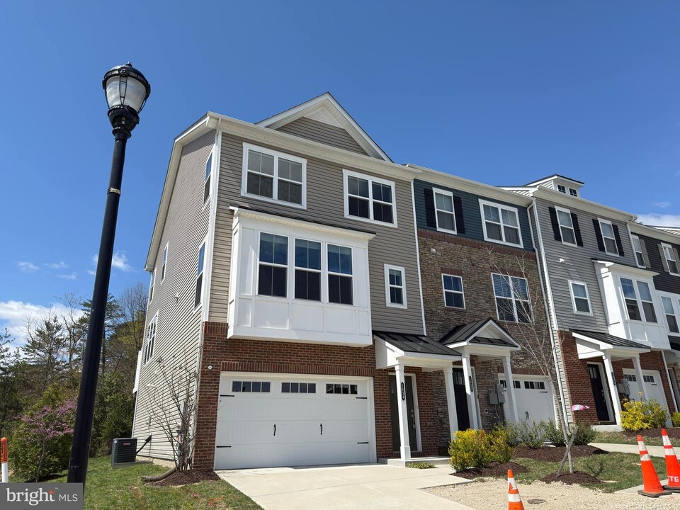 1954 Red Jasper Rd in Hanover, MD - Foto de edificio