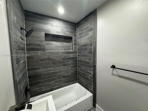 2377 NW 35th St in Miami, FL - Building Photo - Building Photo