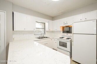 5822 Jaguar Dr W in Jacksonville, FL - Building Photo - Building Photo