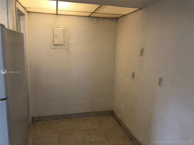 6237 Polk St-Unit -1 in Hollywood, FL - Building Photo - Building Photo