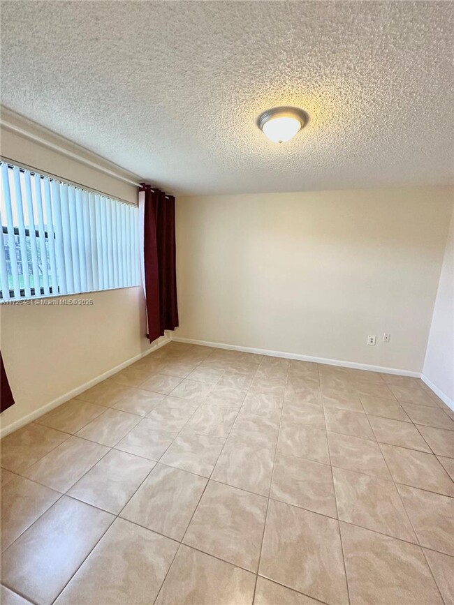 9921 Nob Hill Pl in Sunrise, FL - Building Photo - Building Photo