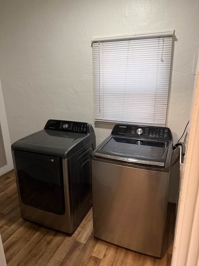 677 Almond St in Yuba City, CA - Foto de edificio - Building Photo