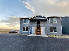 6944 Hardrock Ct in West Richland, WA - Building Photo
