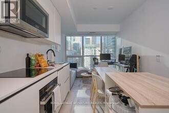 327 King St W in Toronto, ON - Building Photo - Building Photo