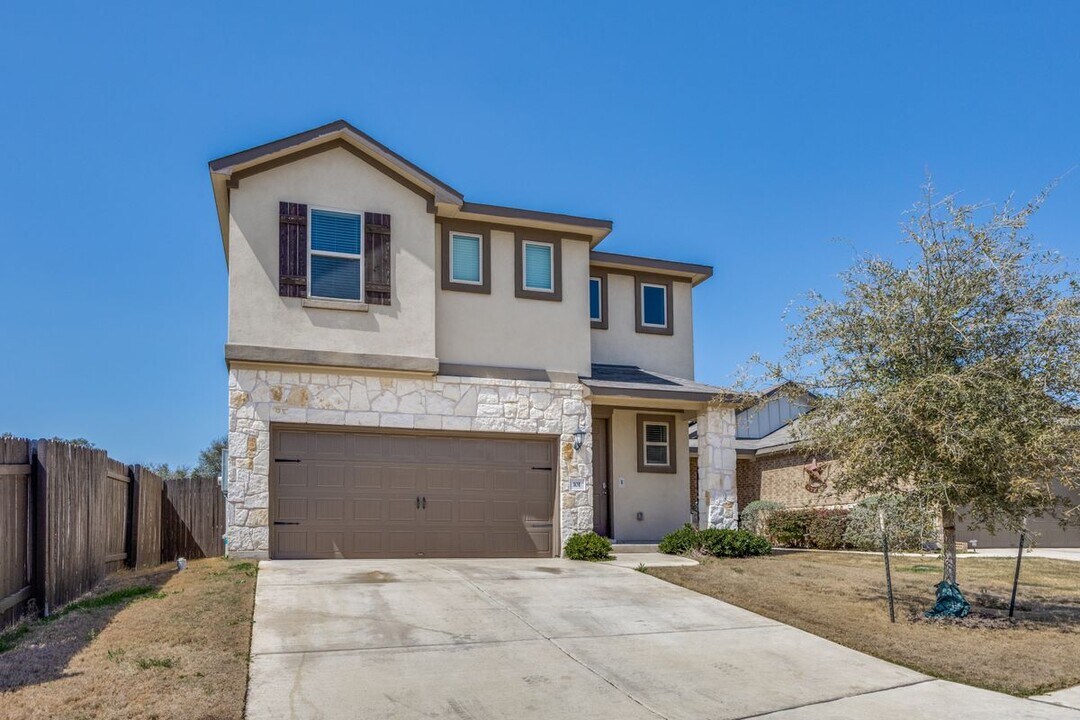 101 Neterland St in Andice, TX - Building Photo