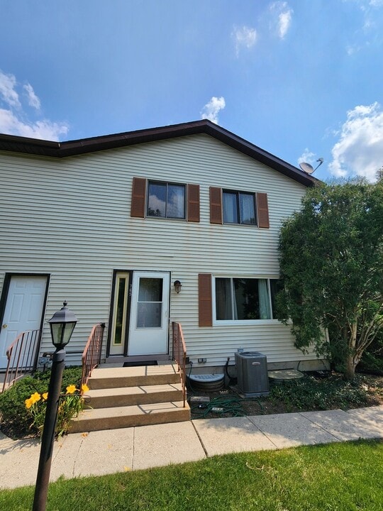 765 Washington St in Woodstock, IL - Building Photo