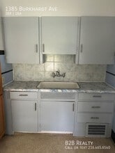 1385 Burkhardt Ave in Akron, OH - Foto de edificio - Building Photo