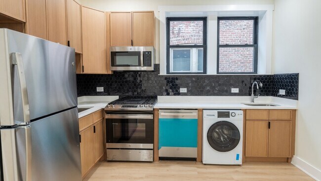 944 N Damen Ave, Unit 2F in Chicago, IL - Foto de edificio - Building Photo