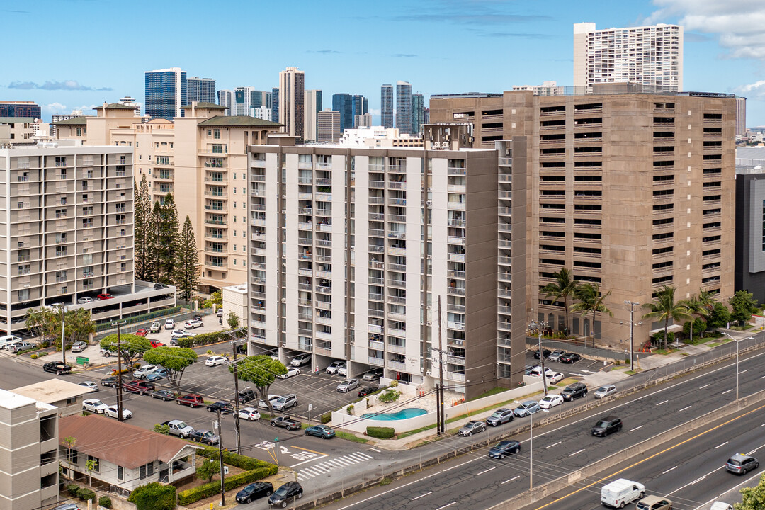 Alexander Arms Condominiums in Honolulu, HI - Building Photo