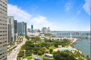 325 S Biscayne Blvd in Miami, FL - Building Photo