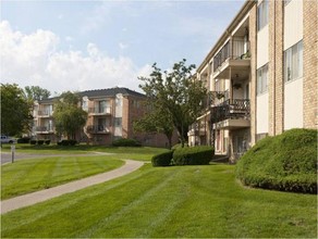 River Forest Apartments in Flint, MI - Building Photo - Building Photo