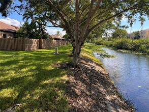 7544 Nova Dr in Davie, FL - Foto de edificio - Building Photo