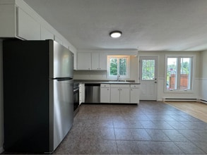 3 Villa Rd in Westbrook, ME - Building Photo - Building Photo