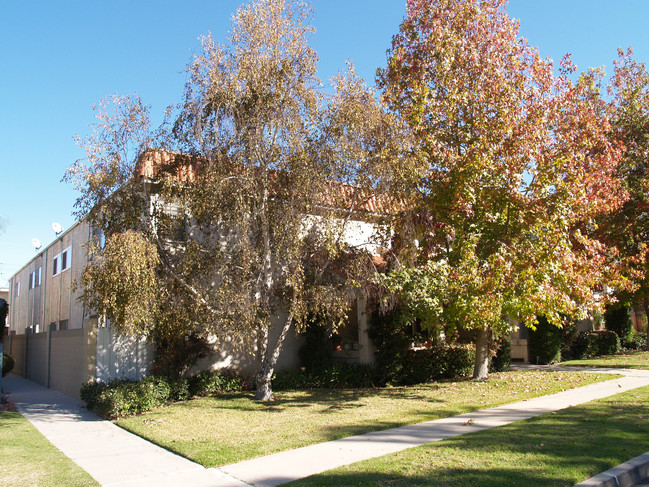 3921 Howard in Los Alamitos, CA - Foto de edificio - Building Photo