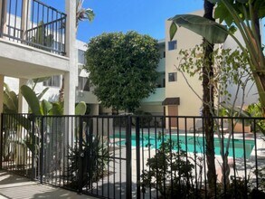 11139 Acama Street, in North Hollywood, CA - Foto de edificio - Building Photo