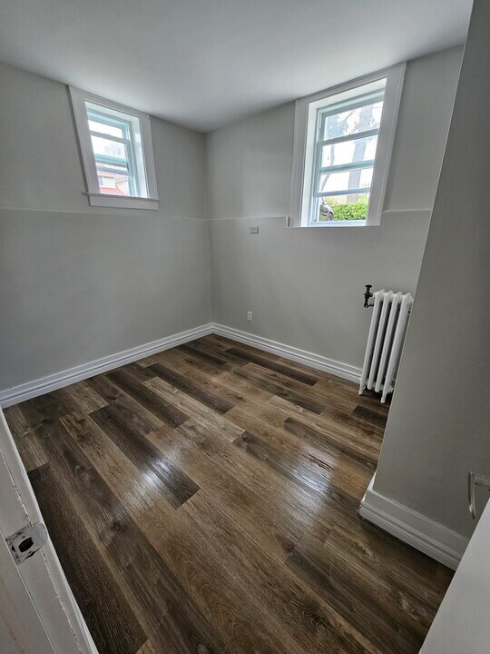 208 Giles Blvd E in Windsor, ON - Building Photo