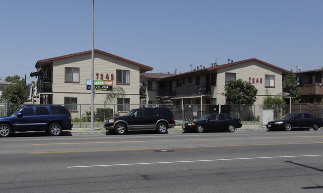 7243-7249 Vineland Ave in Sun Valley, CA - Foto de edificio - Building Photo