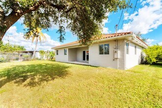 1690 SW 67th Ct in Miami, FL - Foto de edificio - Building Photo
