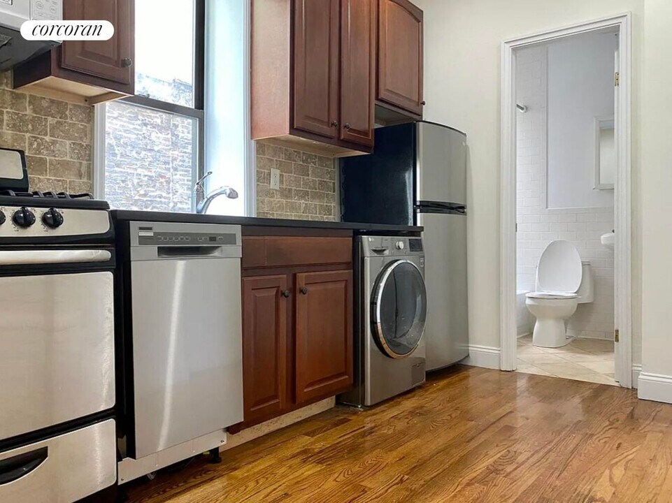 215 E 4th St in New York, NY - Building Photo