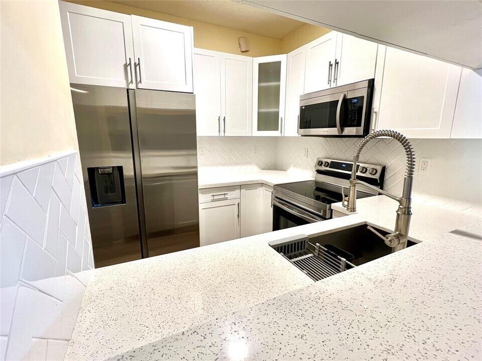 7839 N Southwood Cir in Davie, FL - Building Photo