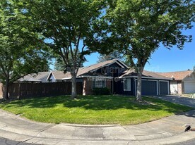 5926 Palm Springs Ct in Elk Grove, CA - Building Photo